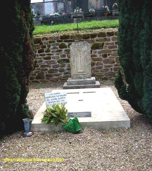 Lời đồn đoán về tình yêu thầm lặng của viên quản gia – cựu đảng viên Cộng sản Pháp – đối với bà Nam Phương Hoàng hậu có lẽ là hoàn toàn có cơ sở. Sau khi mất, ông này đã được chôn cất ngay bên cạnh mộ phần của bà Nam Phương, tất nhiên là phải được bà đồng tình từ khi còn sống. Nơi đất khách, Nam Phương Hoàng hậu có vẻ như đã đoạn tuyệt hoàn toàn lễ giáo phong kiến để tán thành khuynh hướng dân chủ phóng khoáng. Vì thế, tuy đặt nằm cạnh nhau nhưng mộ phần của bà hoàng hậu thì bé nhỏ, khiêm nhường, trong khi mộ của người quản gia lại khá nặng nề và to lớn hơn nhiều! Lời đồn đoán về tình yêu thầm lặng của viên quản gia – cựu đảng viên Cộng sản Pháp – đối với bà Nam Phương Hoàng hậu có lẽ là hoàn toàn có cơ sở. Sau khi mất, ông này đã được chôn cất ngay bên cạnh mộ phần của bà Nam Phương, tất nhiên là phải được bà đồng tình từ khi còn sống. Nơi đất khách, Nam Phương Hoàng hậu có vẻ như đã đoạn tuyệt hoàn toàn lễ giáo phong kiến để tán thành khuynh hướng dân chủ phóng khoáng. Vì thế, tuy đặt nằm cạnh nhau nhưng mộ phần của bà hoàng hậu thì bé nhỏ, khiêm nhường, trong khi mộ của người quản gia lại khá nặng nề và to lớn hơn nhiều!