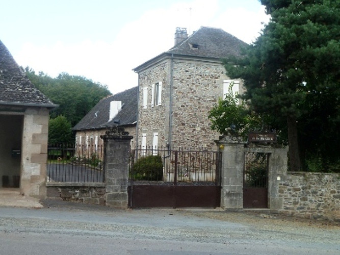 Năm 1958, nhằm tránh mặt báo chí, dư luận và những người quen biết, bà Nam Phương đã rời bỏ thành Paris hoa lệ và ồn ào. Những cơ ngơi đồ sộ ở Neuilly, hàng tá căn nhà lớn ở Morocco, biệt thự trên đại lộ Opéra, Paris hay trang trại rộng lớn ở Congo đều không còn sức hấp dẫn để có thể níu giữ nổi bà. Nam Phương Hoàng hậu đã rời xa Paris 500km về phía nam, về làng Chabrignac mua lại điền trang La Perche rộng 160 ha của một quý tộc Pháp đã sa sút làm nơi sống nốt những năm tháng còn lại. Năm 1958, nhằm tránh mặt báo chí, dư luận và những người quen biết, bà Nam Phương đã rời bỏ thành Paris hoa lệ và ồn ào. Những cơ ngơi đồ sộ ở Neuilly, hàng tá căn nhà lớn ở Morocco, biệt thự trên đại lộ Opéra, Paris hay trang trại rộng lớn ở Congo đều không còn sức hấp dẫn để có thể níu giữ nổi bà. Nam Phương Hoàng hậu đã rời xa Paris 500km về phía nam, về làng Chabrignac mua lại điền trang La Perche rộng 160 ha của một quý tộc Pháp đã sa sút làm nơi sống nốt những năm tháng còn lại.