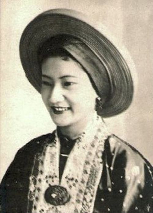 Ngày 14/9/1963, vừa từ thị trấn Brive cách điền trang 30 km trở về, bà Nam Phương đã cảm thấy đau họng. Viên bác sĩ được mời đến đã khám qua loa và kết luận là bà bị viêm họng nhẹ, chỉ uống thuốc vài ngày là khỏi. Kỳ thực, bà bị chứng lao hạch tràng hạt, cơn đau tiếp tục hoành hành dữ dội. Trước khi viên bác sĩ thứ hai kịp đến nơi thì Nam Phương Hoàng hậu, 49 tuổi, đã qua đời vì nghẹt thở. Ngày 14/9/1963, vừa từ thị trấn Brive cách điền trang 30 km trở về, bà Nam Phương đã cảm thấy đau họng. Viên bác sĩ được mời đến đã khám qua loa và kết luận là bà bị viêm họng nhẹ, chỉ uống thuốc vài ngày là khỏi. Kỳ thực, bà bị chứng lao hạch tràng hạt, cơn đau tiếp tục hoành hành dữ dội. Trước khi viên bác sĩ thứ hai kịp đến nơi thì Nam Phương Hoàng hậu, 49 tuổi, đã qua đời vì nghẹt thở.