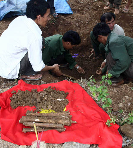 Tìm mộ hài cốt liệt sĩ ở Gio Linh, Quảng Trị (Ảnh: Dân Việt)