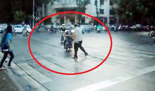 Hình ảnh ông Tây chặn xe phân làn giao thông được cắt ra từ clip.
