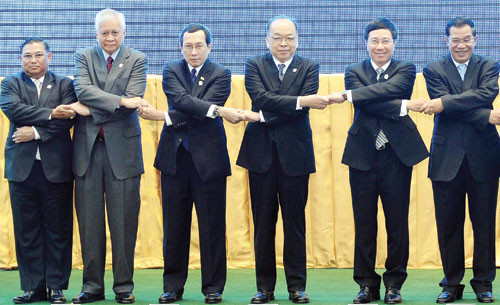 Bộ trưởng Ngoại giao Phạm Bình Minh (thứ 2 từ phải sang) cùng các quan chức và lãnh đạo tại hội nghị - Ảnh: AFP