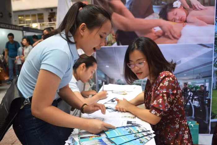 Sinh viên ngành du lịch tìm kiếm cơ hội công việc tại các gian trưng bày của doanh nghiệp. Ảnh: TT