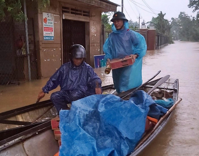 Thầy Tuấn chèo đò đi cứu trợ học trò và người dân trong đợt lũ lịch sử năm 2020 tại Hải Lăng (Quảng Trị). Ảnh: NVCC