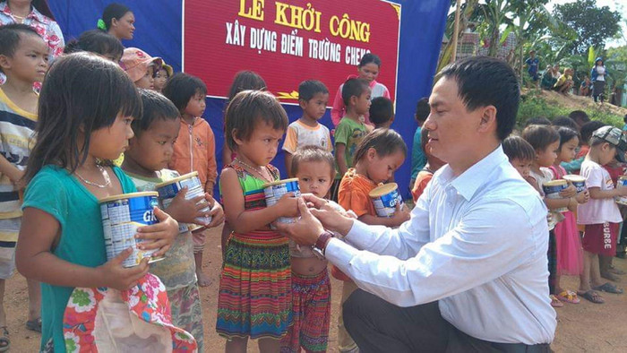 Thầy Tuấn luôn nặng lòng và trăn trở với học trò nghèo ở miền Tây Quảng Trị. Ảnh: NVCC