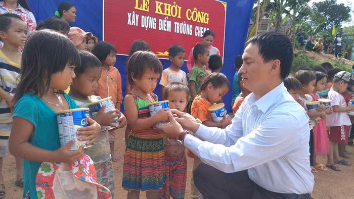 Thầy Tuấn luôn nặng lòng và trăn trở với học trò nghèo ở miền Tây Quảng Trị. Ảnh: NVCC