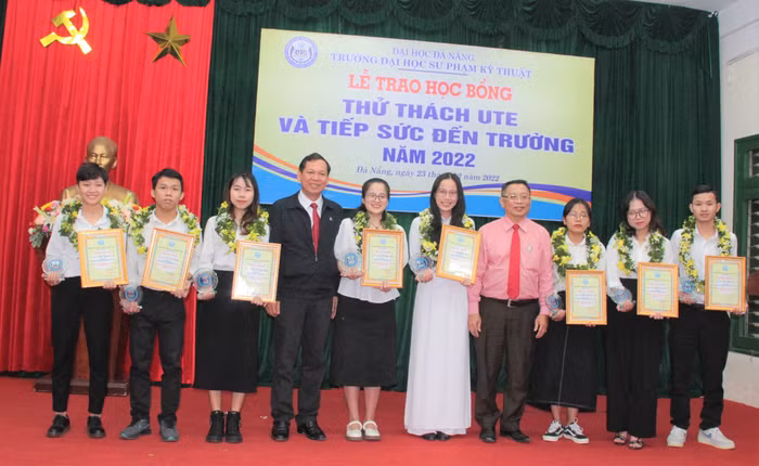 9 sinh viên xuất sắc nhất trong số hơn 5000 sinh viên của Trường Đại Sư phạm Kỹ thuật – Đại học Đà Nẵng được nhận học bổng "thử thách UTE". Ảnh: AN