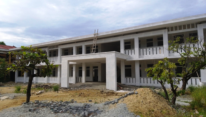 Trường Tiểu học Phú Tân thi công chậm tiến độ khiến học sinh phải học ké tại trụ sở công ty thủy sản.