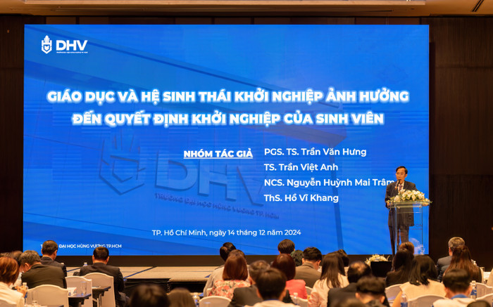 Phó Giáo sư, Tiến sĩ Trần Văn Hưng - Phó Hiệu trưởng Trường Đại học Hùng Vương Thành phố Hồ Chí Minh chia sẻ tham luận tại hội thảo PGS.TS Trần Văn Hưng - 3.jpg