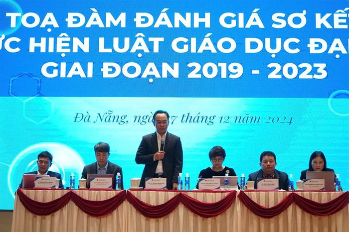 Thứ trưởng Hoàng Minh Sơn cùng lãnh đạo các đơn vị thuộc Bộ Giáo dục và Đào tạo chủ trì thảo luận tại tọa đàm 3.jpg