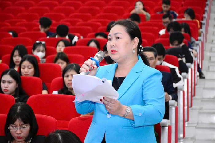 Đại biểu trao đổi tại hội nghị 4.jpg