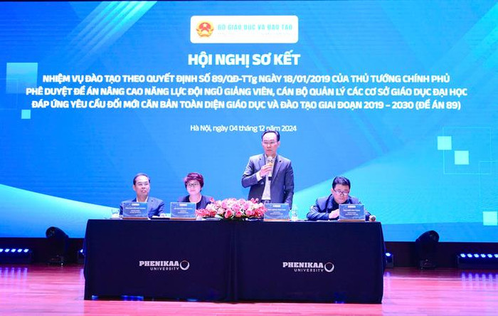 Thứ trưởng Hoàng Minh Sơn, lãnh đạo Vụ Giáo dục đại học, Vụ Kế hoạch - Tài chính, Cục Hợp tác quốc tế chủ trì thảo luận tại hội nghị 2.jpg