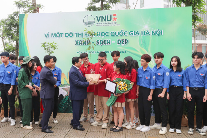 Thủ tướng Phạm Minh Chính tặng cây cho học sinh, sinh viên Đại học Quốc gia Hà Nội ở Khu đô thị Đại học Quốc gia Hà Nội tại Hòa Lạc 6. Thủ tướng Phạm Minh Chính tặng hoa cho học sinh sinh viên ĐHQGHN tại KĐT ĐHQGHN tại Hòa Lạc (1).jpg