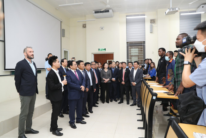 Thủ tướng Phạm Minh Chính thăm và trò chuyện cùng sinh viên Đại học Quốc gia Hà Nội học tập tại Khu đô thị Đại học Quốc gia Hà Nội ở Hòa Lạc 4. Thủ tướng Phạm Minh Chính thăm và trò chuyện cùng sinh viên ĐHQGHN học tập tại KĐT ĐHQGHN tại Hòa Lạc.jpg