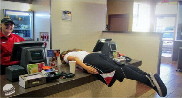 Buồn ngủ chẳng ngại chi kể cả bàn ăn Buồn ngủ chẳng ngại chi kể cả bàn ăn