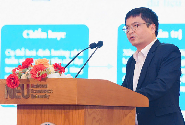 Phó Giáo sư, Tiến sĩ Đặng Hoài Bắc - Giám đốc Học viện Công nghệ Bưu chính viễn thông trình bày báo cáo tại Hội thảo. z6106279135275_ce66a79969ba44d3be201bf76b00c43e.jpg