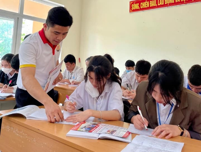 Đoàn tư vấn tuyển sinh Trường Đại học Luật, Đại học Huế tư vấn trực tiếp cho thí sinh tại tỉnh Quảng Trị trong Chương trình Tư vấn tuyển sinh - Hướng nghiệp năm 2023 (Nguồn: Fanpage nhà trường). Đoàn tư vấn tuyển sinh Trường Đại học Luật, Đại học Huế tư vấn trực tiếp cho thí sinh tại tỉnh Quảng Trị trong Chương trình Tư vấn tuyển sinh - Hướng nghiệp năm 2023 (Nguồn: Fanpage nhà trường).