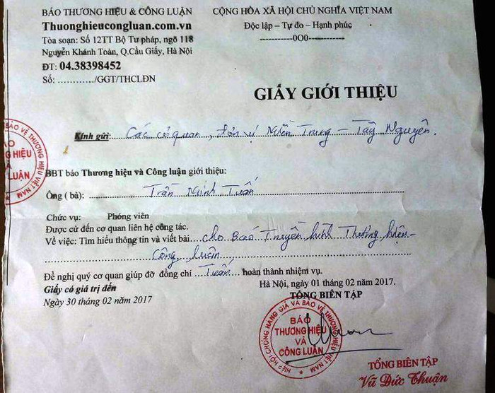 Tuấn xuất trình giấy giới thiệu của Báo Thương hiệu và Công luận nhưng đã hết hạn. Tuấn xuất trình giấy giới thiệu của Báo Thương hiệu và Công luận nhưng đã hết hạn.