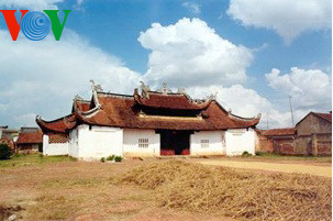 Ngôi đình trước khi được trùng tu. Ảnh chụp năm 2000