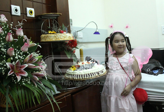 Cháu Trịnh Thị Ngọc Bích trong ngày sinh nhật (Ảnh chụp trong bệnh viện Việt Đức) Cháu Trịnh Thị Ngọc Bích trong ngày sinh nhật (Ảnh chụp trong bệnh viện Việt Đức)
