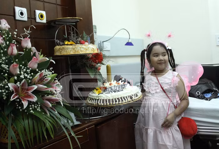 Cháu Trịnh Thị Ngọc Bích trong ngày sinh nhật (Ảnh chụp trong bệnh viện Việt Đức)