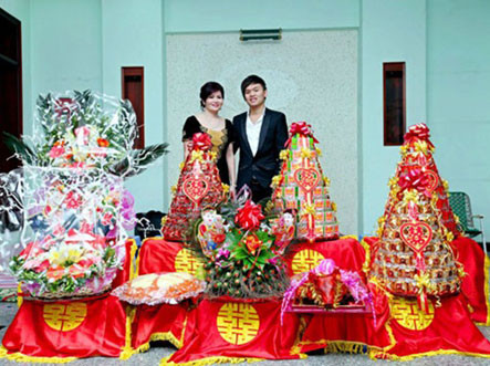 Đại gia Nguyễn Thị Liễu bên con trai mình (Ảnh: PNTD)