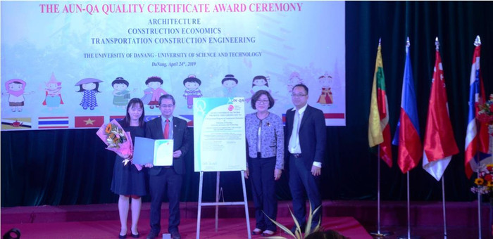 Trao chứng nhận chất lượng AUN-QA cho các chương trình đào tạo của Đại học Bách khoa Đà Nẵng. Ảnh: TN Trao chứng nhận chất lượng AUN-QA cho các chương trình đào tạo của Đại học Bách khoa Đà Nẵng. Ảnh: TN