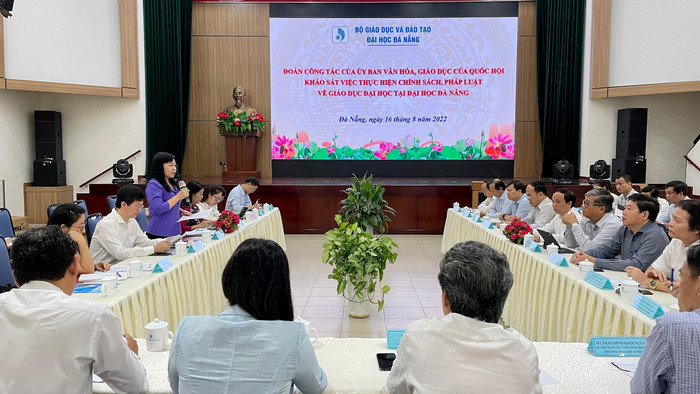 Đoàn giám sát của Ủy ban Văn hóa, Giáo dục Quốc hội làm việc với lãnh đạo Đại học Đà Nẵng ngày 16/8. Ảnh: TN