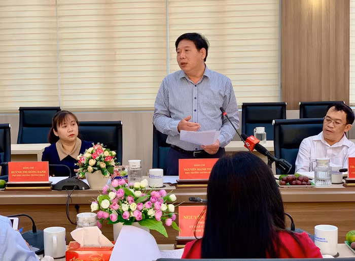 Phó Giáo sư Nguyễn Mạnh Toàn - Hiệu trưởng Trường Đại học Kinh tế Đà Nẵng nêu lên những khó khăn khi nhà trường thực hiện cơ chế tự chủ Đại học. Ảnh: TN