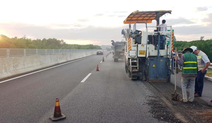Cao tốc Đà Nẵng - Quảng Ngãi lại được cào lên để rải thảm lại. Ảnh: TT Cao tốc Đà Nẵng - Quảng Ngãi lại được cào lên để rải thảm lại. Ảnh: TT