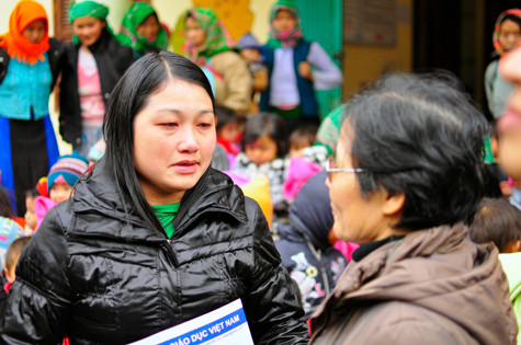 Cô giáo Bàn Thị Bình, Hiệu trưởng trường Mầm non Pả Vi xúc động cảm ơn tấm lòng của các thành viên trong đoàn