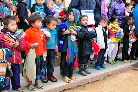 Học sinh nghèo Pả Vi - Mèo Vạc - Hà Giang sẽ có thêm 5.725 bữa cơm có thịt từ các thành viên tham gia đoàn thiện nguyện lần này. (Ảnh Thu Hòe)