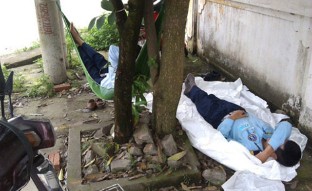 Để đòi tiền những "thượng đế" kiêm "chúa chổm" ngân hàng phải dùng cả độc chiêu cho bảo vệ ăn trực nằm chờ trông giữ tài sản thế chấp Để đòi tiền những "thượng đế" kiêm "chúa chổm" ngân hàng phải dùng cả độc chiêu cho bảo vệ ăn trực nằm chờ trông giữ tài sản thế chấp