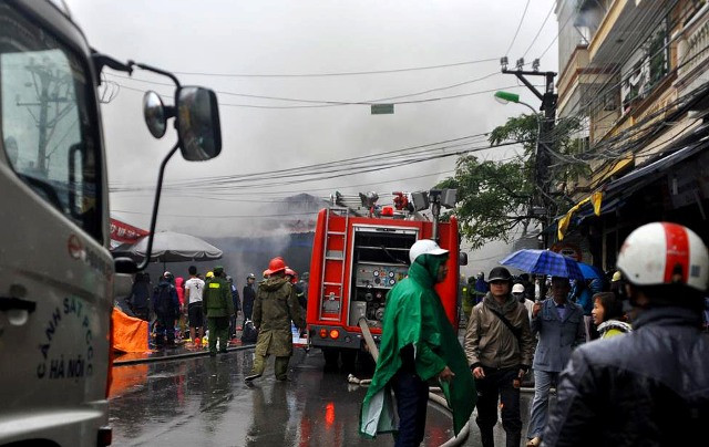 Vụ hỏa hoạn được phát hiện lúc hơn 6 giờ sáng nay (16/12), khoảng 15 phút sau, lực lượng PCCC đã có mặt để cứu hỏa.