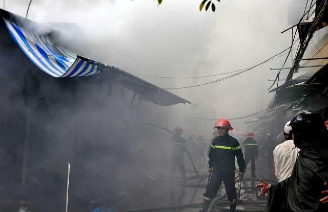 Đám chay lan nhanh do các sản phẩm bên trong ki-ốt là quần áo và dày dép…