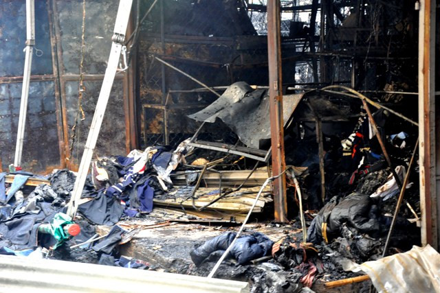 Rất may, vào lúc cháy gần như các chủ ki ốt chưa mở cửa lên không có thiệt hại gì về người.