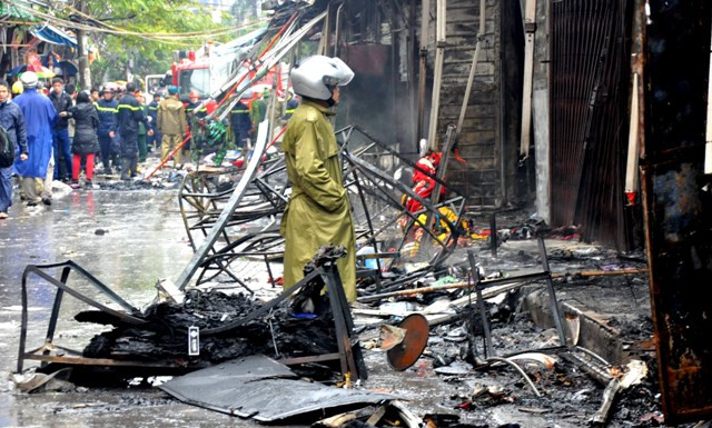 Dù cơn mưa kéo dài từ chiều hôm qua, nhưng đám cháy vẫn bốc cháy ngùn ngụt và thiêu rụi hàng hóa của tiểu thương