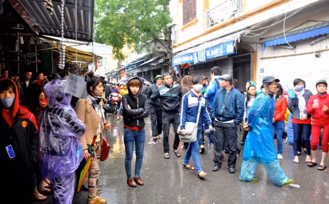 Rất đông người hiếu kì đã tới xem vụ hỏa hoạn.