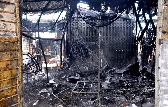Những ki ốt cháy chỉ trơ lại sắt…