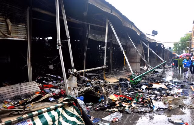 Khung cảnh tan hoang, cháy xém của hơn 20 ki ốt khu D chợ Nhà Xanh.
