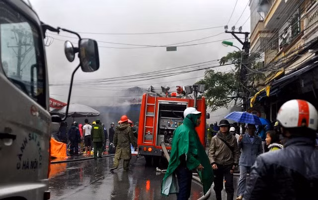 Vụ hỏa hoạn được phát hiện lúc hơn 6 giờ sáng nay (16/12), khoảng 15 phút sau, lực lượng PCCC đã có mặt để cứu hỏa.