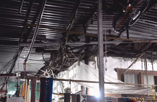 Hệ thống điện chằng chịt trên mái nhà, không có hệ thống chữa cháy sẽ là hiểm họa khó lường