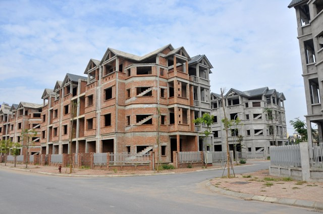 Nhiều nhà còn dở dang và ngừng thi công