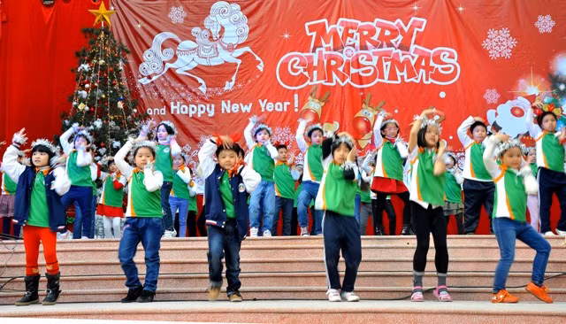 Nằm trong chuỗi hoạt động thường niên của trường, chương trình chào đón Giáng sinh của thầy trò trường Tiểu học Ngôi sao Hà Nội có sự tham gia của đông đảo phụ huynh học sinh.