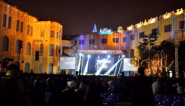 Sân khấu ca nhạc trong đêm mừng Giáng sinh tại khu Nhà thờ lớn