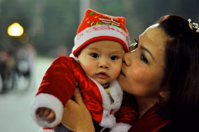 Em bé 6 tháng tuổi cũng được diện đồ ông già Noel đi chơi cùng mẹ