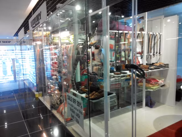 Những chiếc khóa này bao giờ mới được mở?