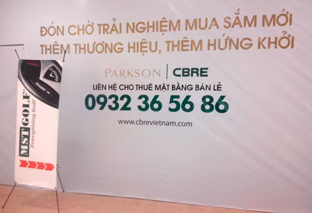 Biển đăng cho thuê mặt bằng bán lẻ đã tồn tại từ lâu tại khu vực trống trong TTTM Parkson Keangnam mà vẫn chưa có ai thuê.