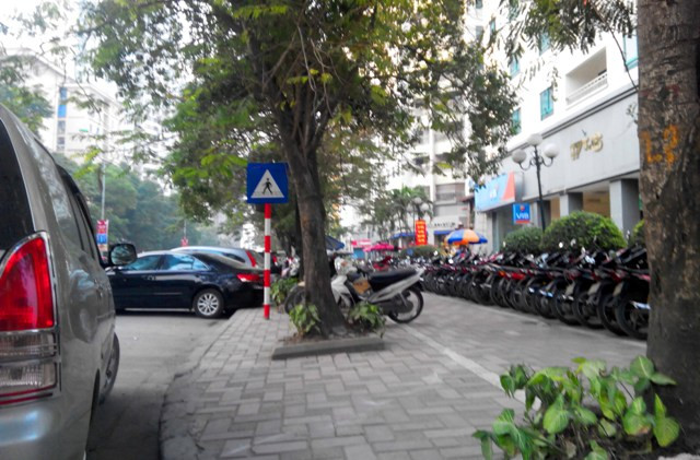 Xe ô tô đỗ lòng đường, xe máy trên vỉa hè... công ty B&H đang khai thách triệt để diện tích của hành lang an toàn giao thông