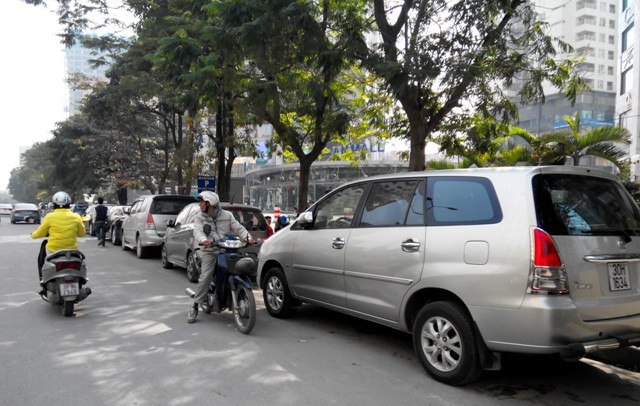 Tình trạng lộn xộn vẫn diễn ra trên đường Hoàng Đạo Thúy dù đã có công văn chỉ đạo xử lý của UBND TP Hà Nội.